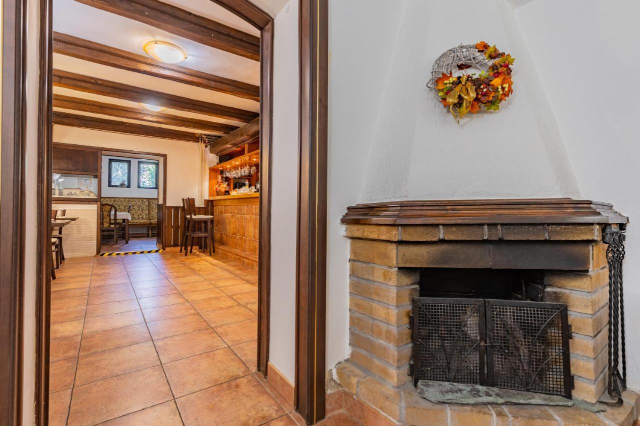 Hotel Amadeus Ceske Budejovice Bagian luar foto